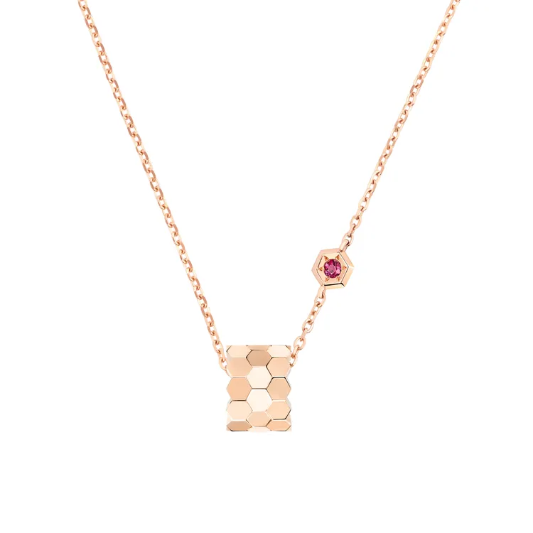 Chaumet亞太地區限定新春Bee de Chaumet項鍊，9萬1500元。品牌提供 