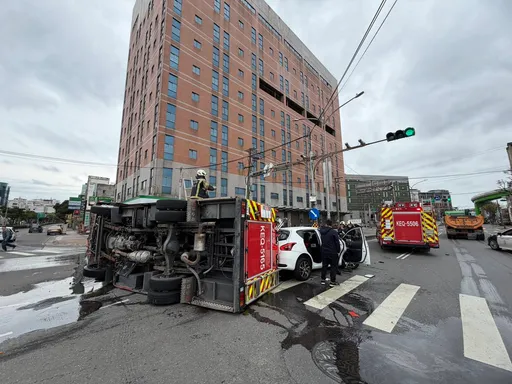 蘆竹消防車鳴笛左轉遭直行車強力衝撞　驚險影片曝光！7人受傷送醫