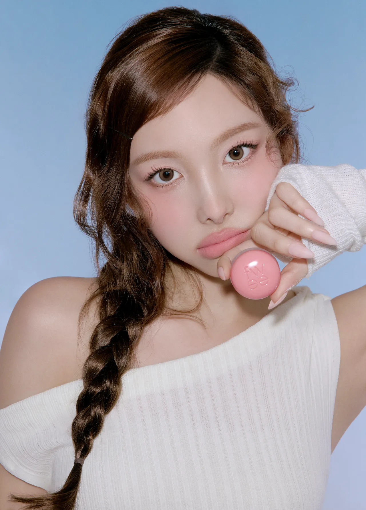 fwee唇頰兩用布丁膏全新色號#BUNNY以代言人TWICE娜璉為靈感打造。品牌提供