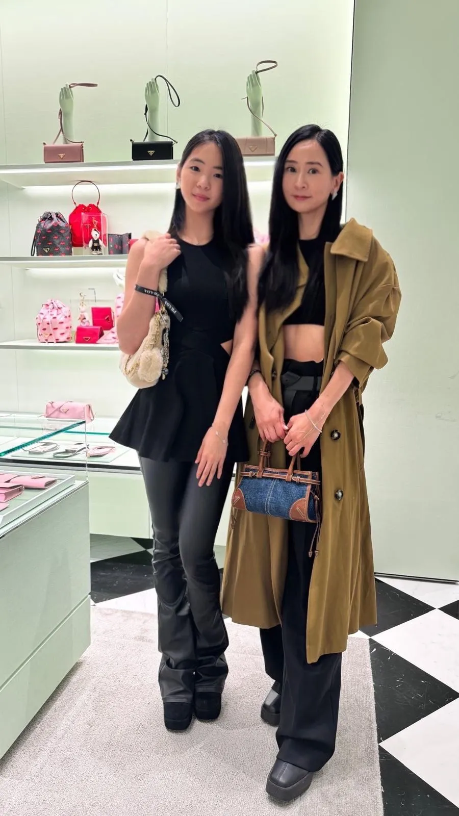 15歲的Elizabeth（左）已經比媽媽李晶晶還要高。張家玲攝