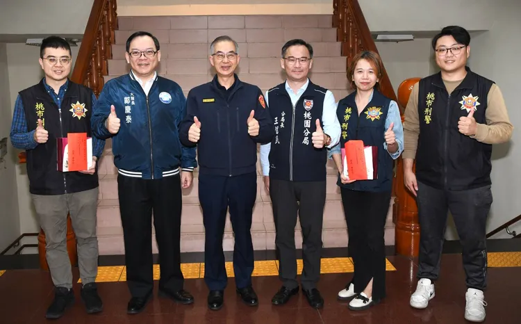 桃園市警局長(左三)廖恆裕頒發破案獎勵金。桃園警分局提供