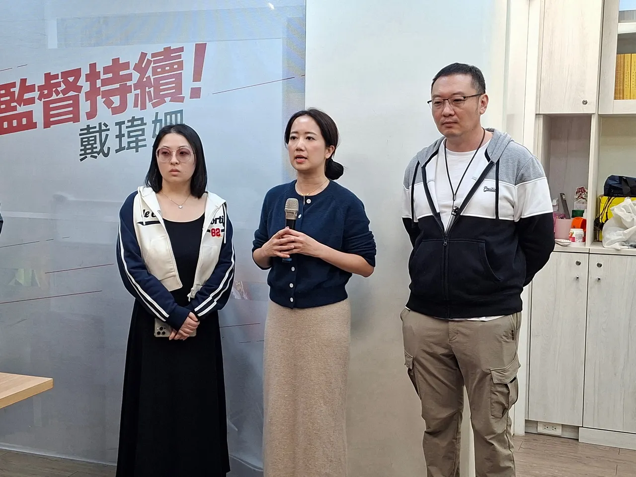 新北市議員戴瑋珊偕飼主出面指控桃園某知名訓犬中心虐狗。服務處提供