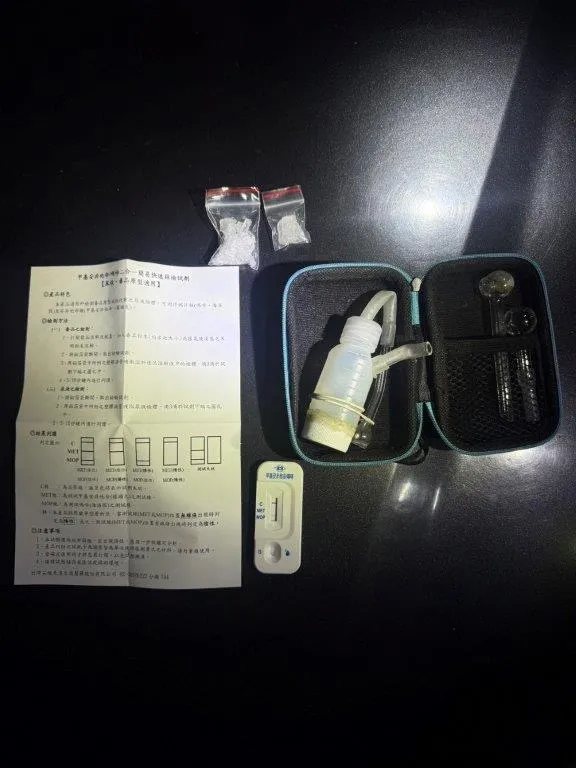 警方於車內查獲安非他命毒品及毒品施用工具。翻攝畫面