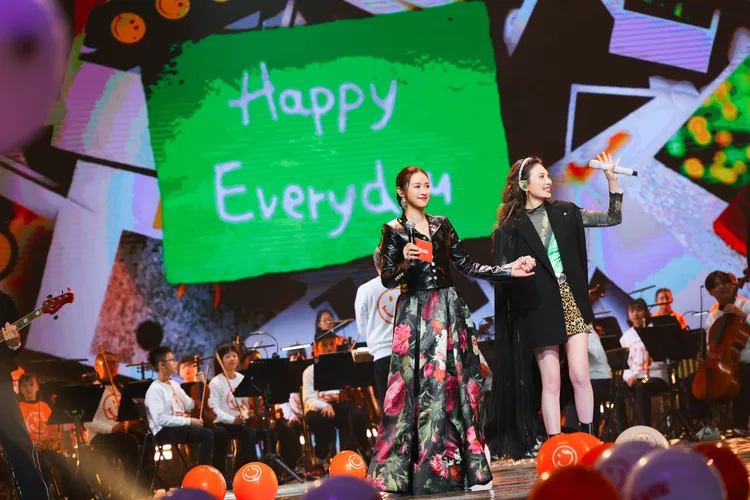 金曲歌后魏如萱（圖右）與臺灣科藝文教協會BYSO布袋青少年交響樂團在共演。北流提供