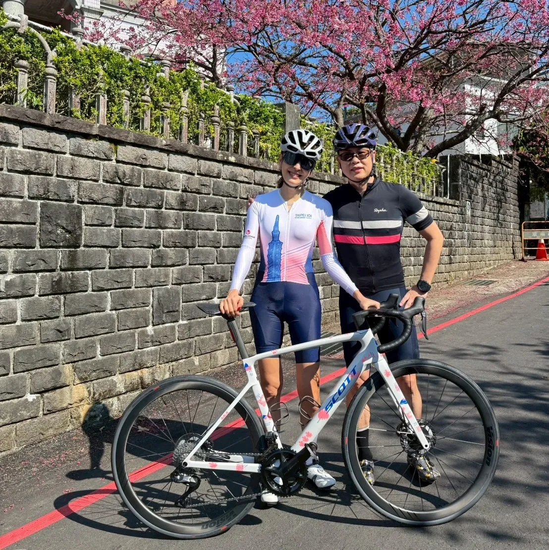 賈永婕與老公帶著新單車出行，翻攝賈永婕臉書