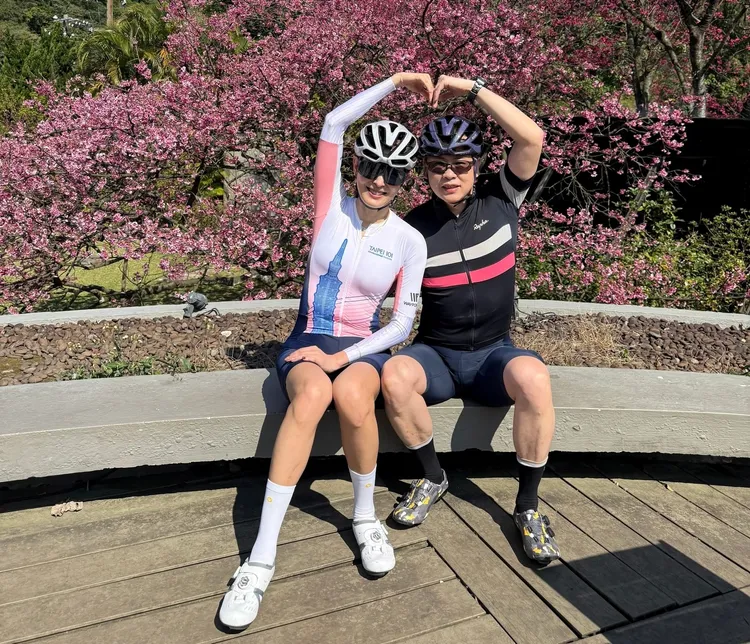 賈永婕與老公情人節比心。翻攝賈永婕臉書