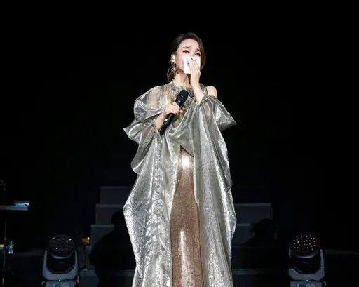 辛曉琪時隔10年大馬開唱思念已故摯友淚崩　耳環突掉落兩次：祂來了