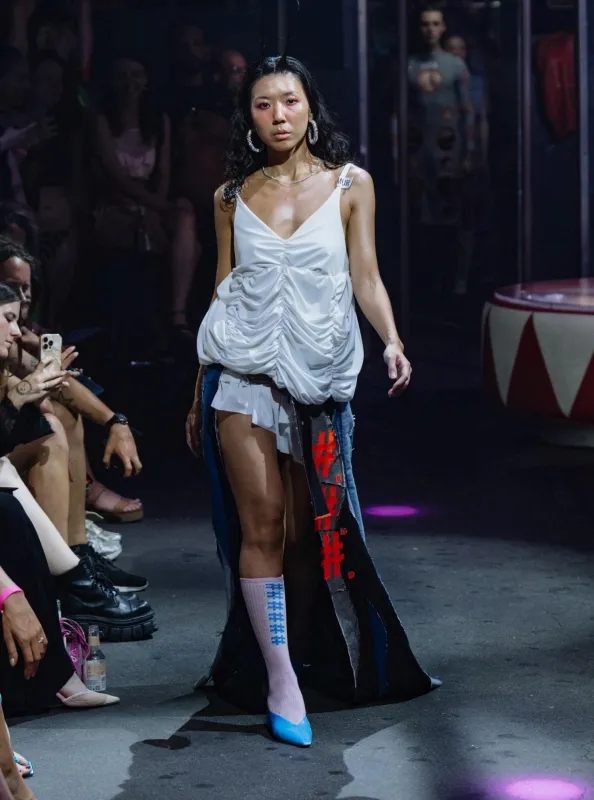 米米登上柏林時裝周，走上被譽為「全球最難進夜店之一」的 KitKat Club 伸展台。SWAG提供