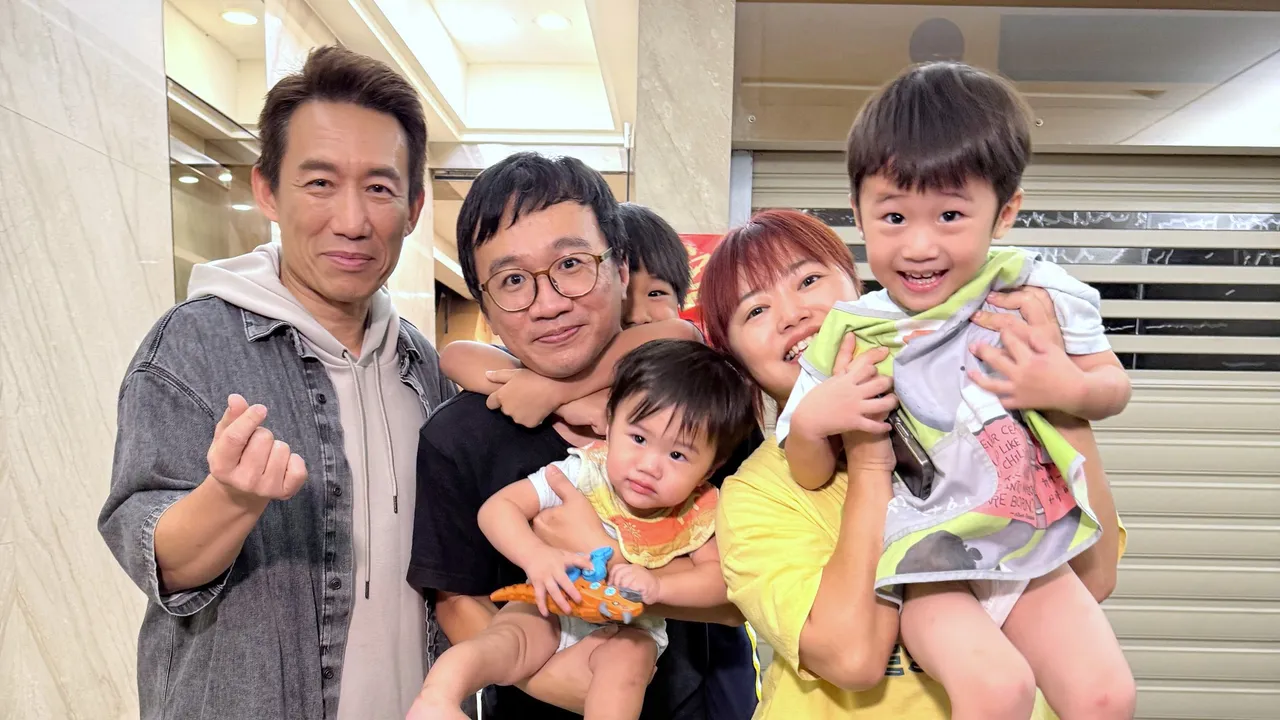 郭子乾（左一）與在市場賣鯊魚煙的小婕一家五口共進晚餐。公視提供