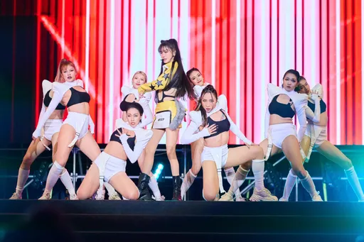 51歲「姐姐」謝金燕二度辣登鴻海尾牙秀　盼別再等10年笑喊：會變奶奶