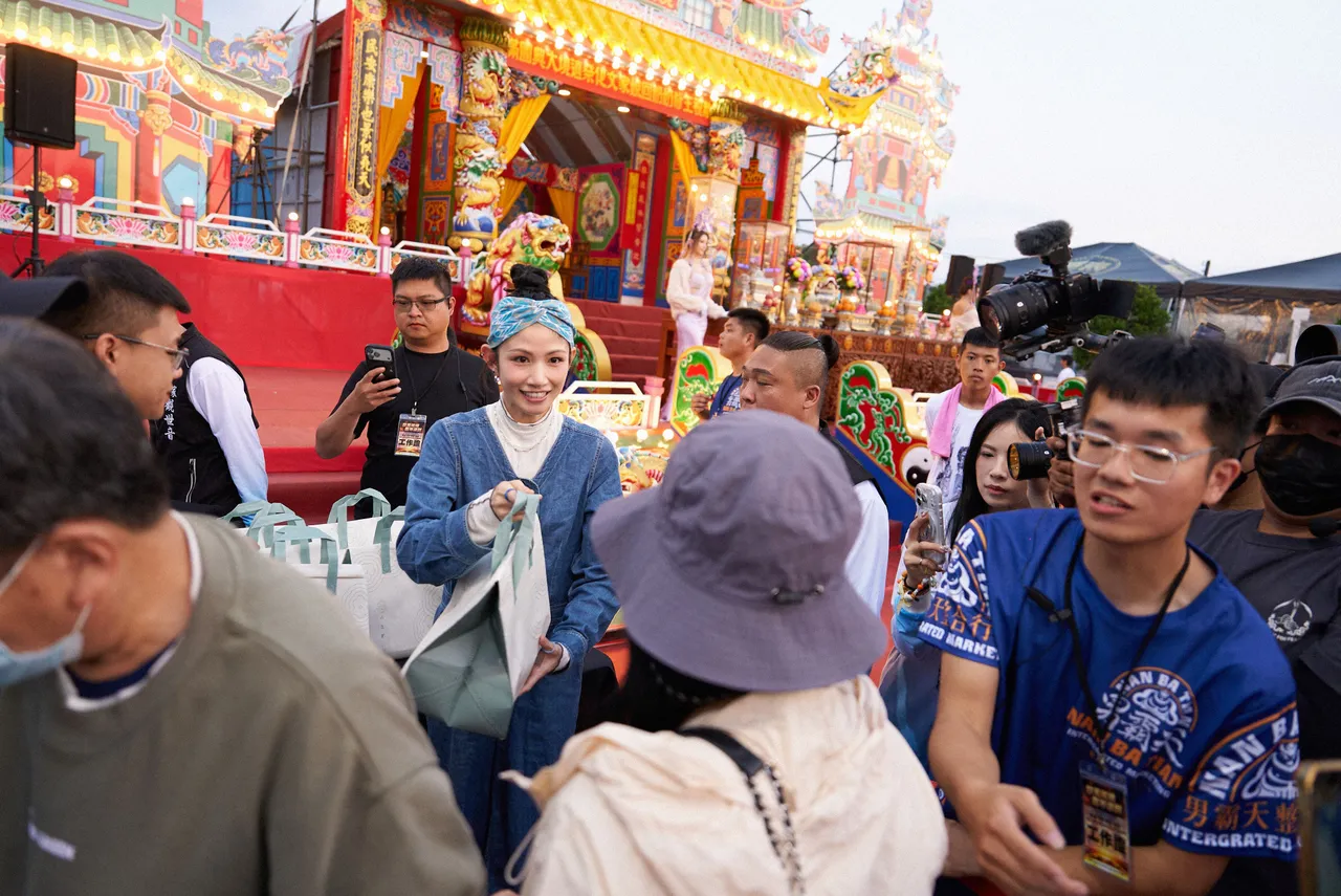 李千娜現場發送紅龜粿，與鄉親結緣。劇樂蹦娛樂提供