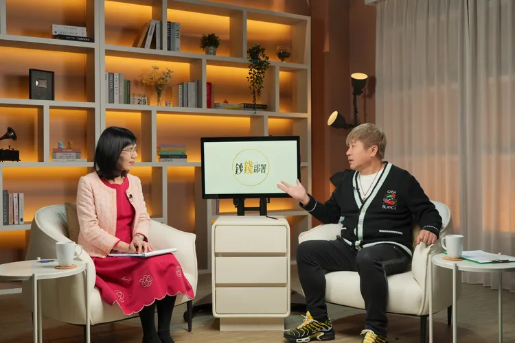 胡瓜（右）與主持人盧燕俐討論股票投資分析。華視提供