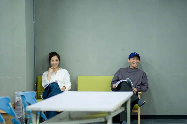 蔡昌憲搭檔周曉涵「獻第一次」　演15年夫妻「像認識新朋友」。艾彼新創提供