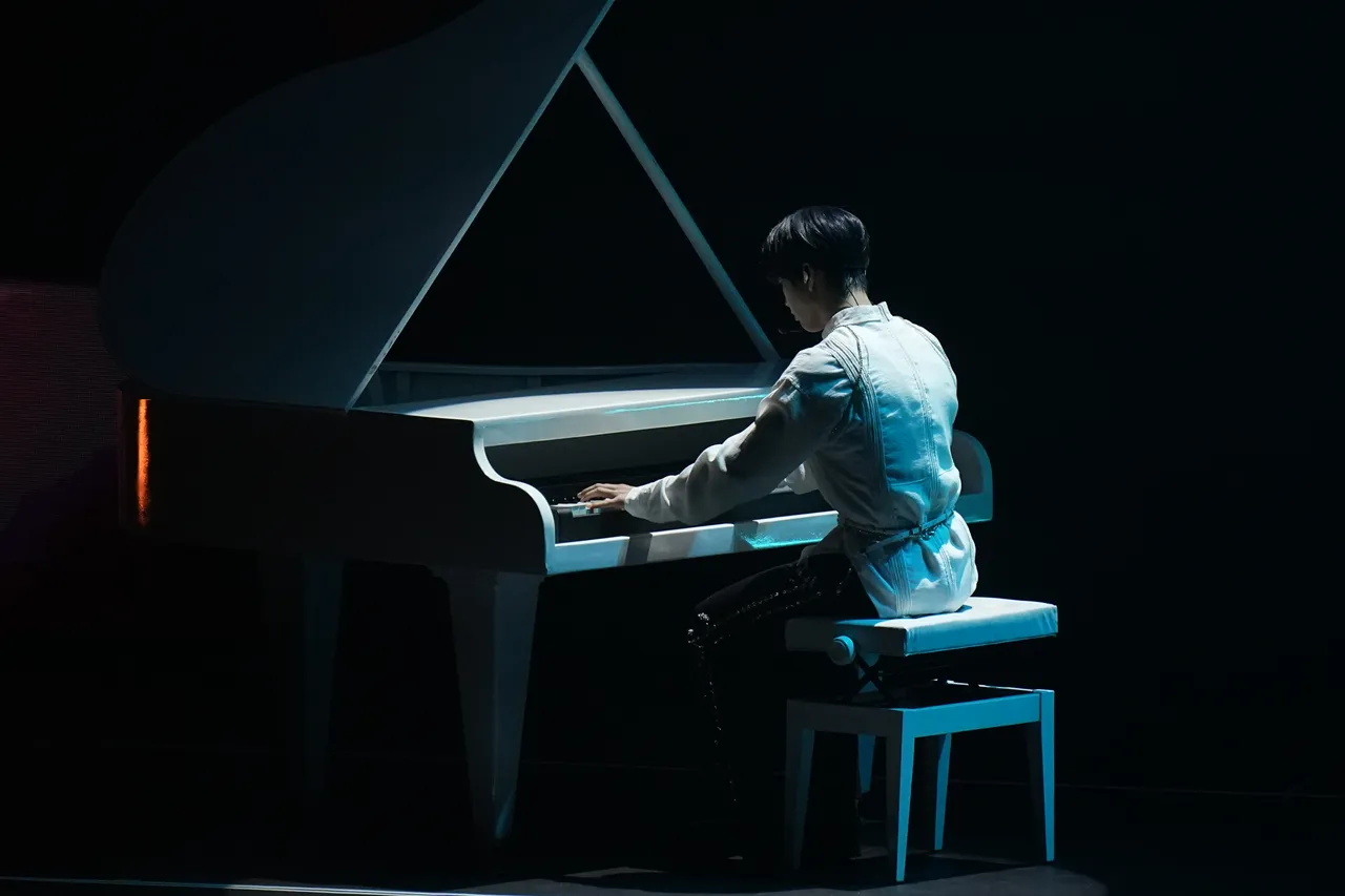 JAEHEE在《Skate》前彈鋼琴。彭欣偉攝