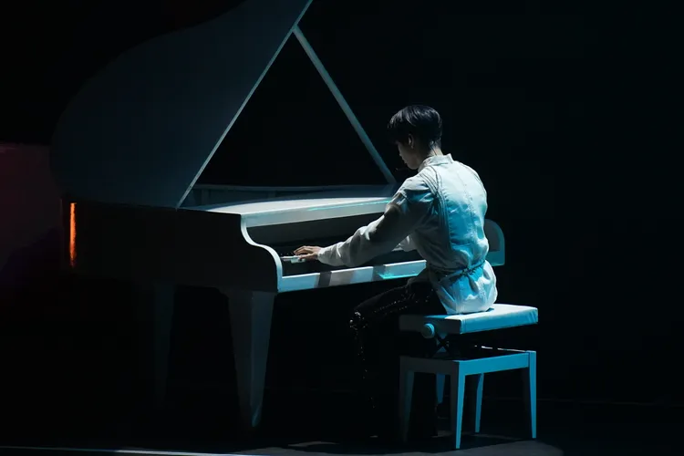 JAEHEE在《Skate》前彈鋼琴。彭欣偉攝