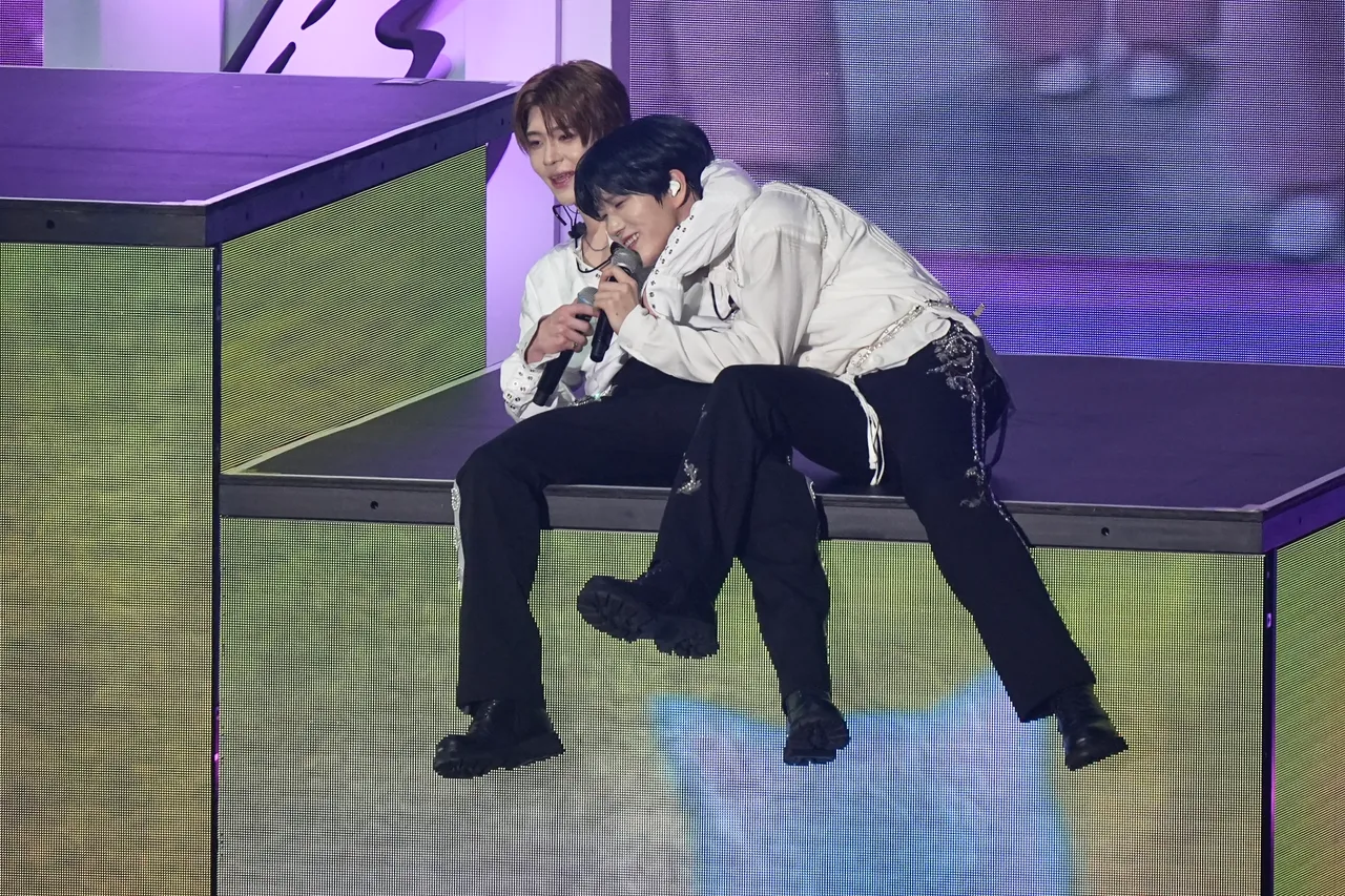 SION（左）唱《1000》時勾住JAEHEE的脖子，上演BL劇情。彭欣偉攝