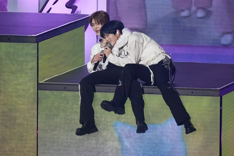 SION（左）唱《1000》時勾住JAEHEE的脖子，上演BL劇情。彭欣偉攝