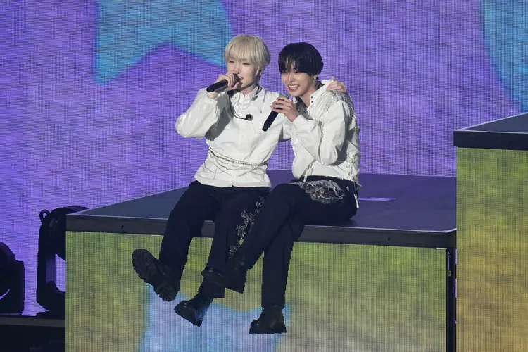 SAKUYA（左）和RIKU勾肩搭背。彭欣偉攝