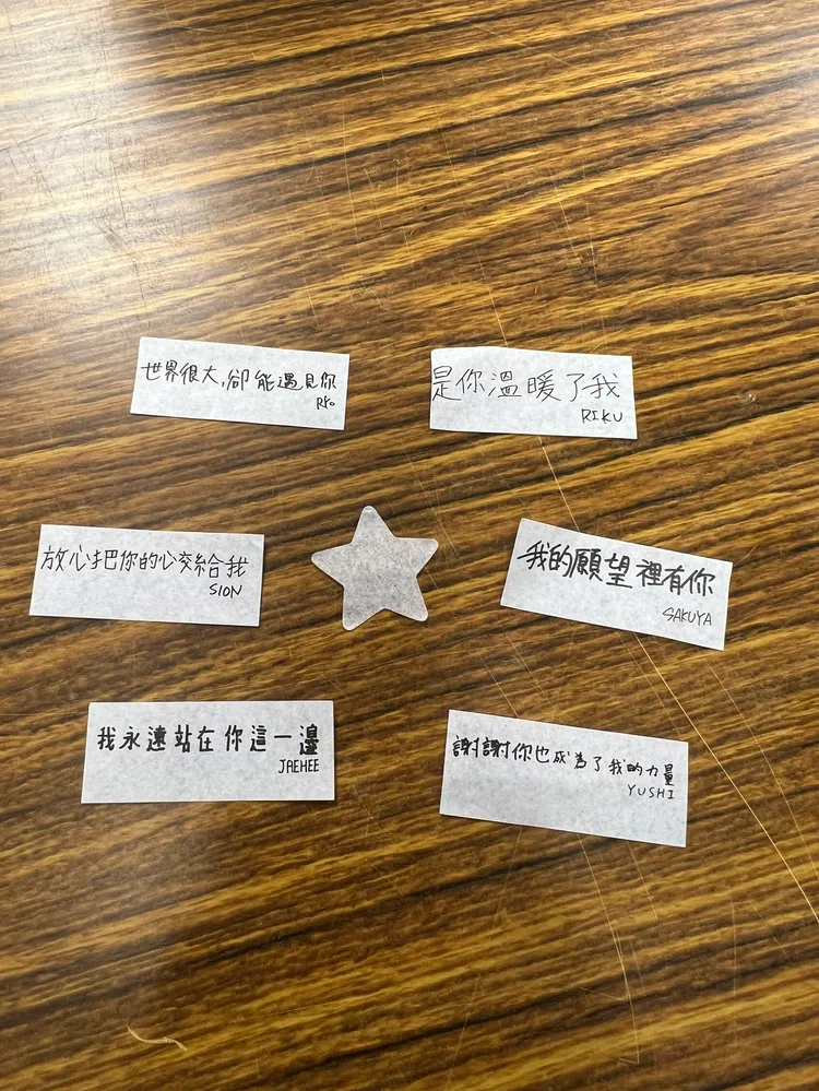 NCT WISH非常用心，每個成員寫下繁體字告白紙花。陳薇安攝