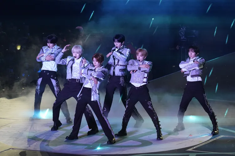 NCT WISH以亮片勁裝熱力開場。彭欣偉攝