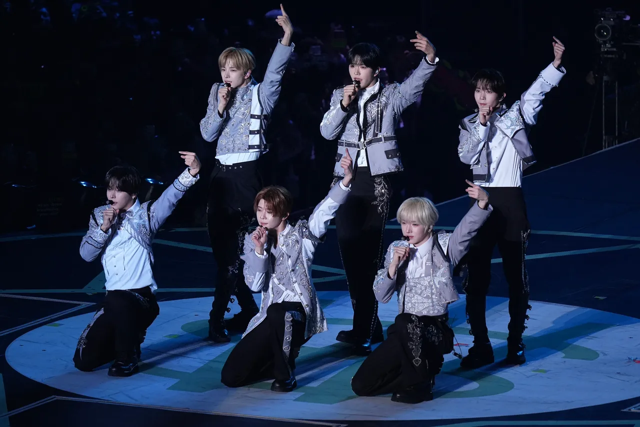 YUSHI（後排左起）、JAEHEE、RYO、RIKU（前排左起）、SION、SAKUYA賣力跳舞。彭欣偉攝