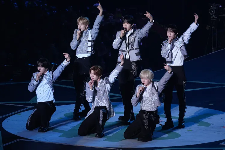 YUSHI（後排左起）、JAEHEE、RYO、RIKU（前排左起）、SION、SAKUYA賣力跳舞。彭欣偉攝