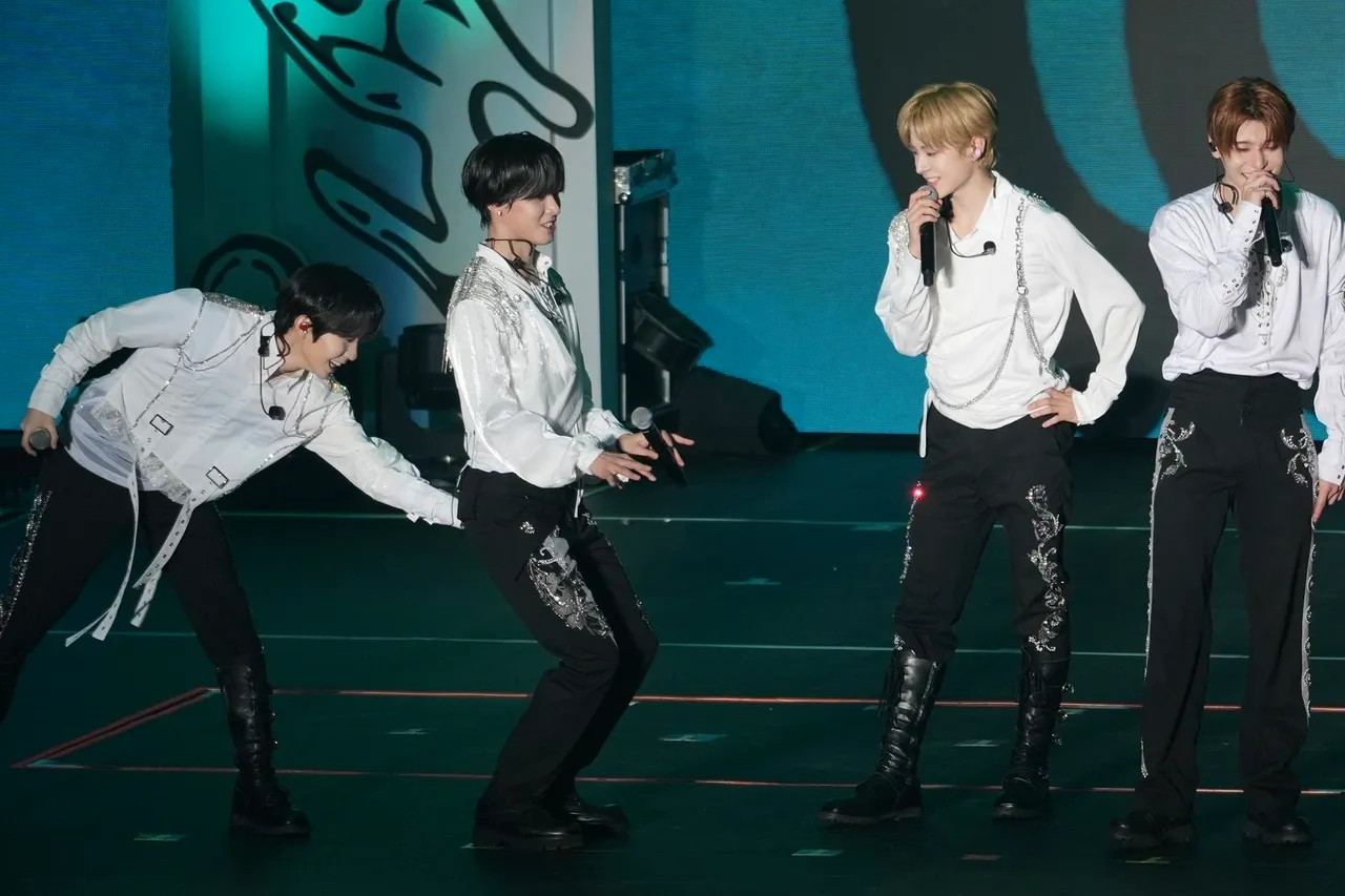 RYO（左起）偷摸RIKU的屁股，YUSHI在一旁笑看。彭欣偉攝