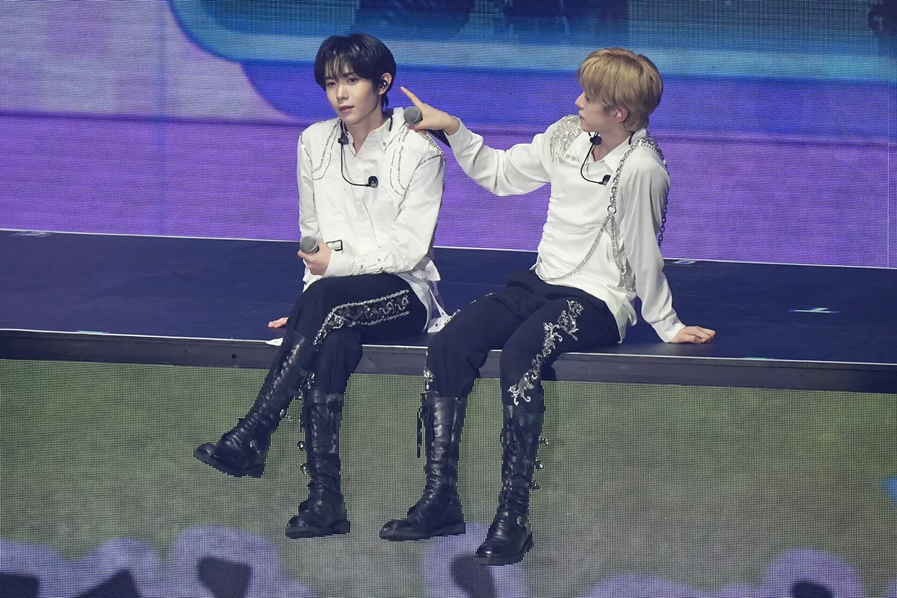 YUSHI（右）伸手摸RYO的臉。彭欣偉攝