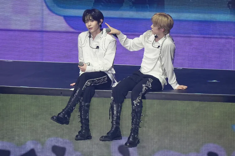 YUSHI（右）伸手摸RYO的臉。彭欣偉攝