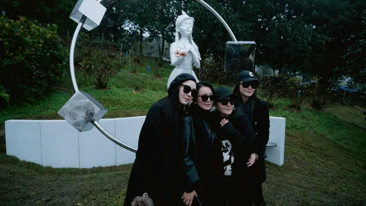 范瑋琪（左起）、阿雅、范曉萱、吳佩慈和大S雕像合影。經紀公司提供