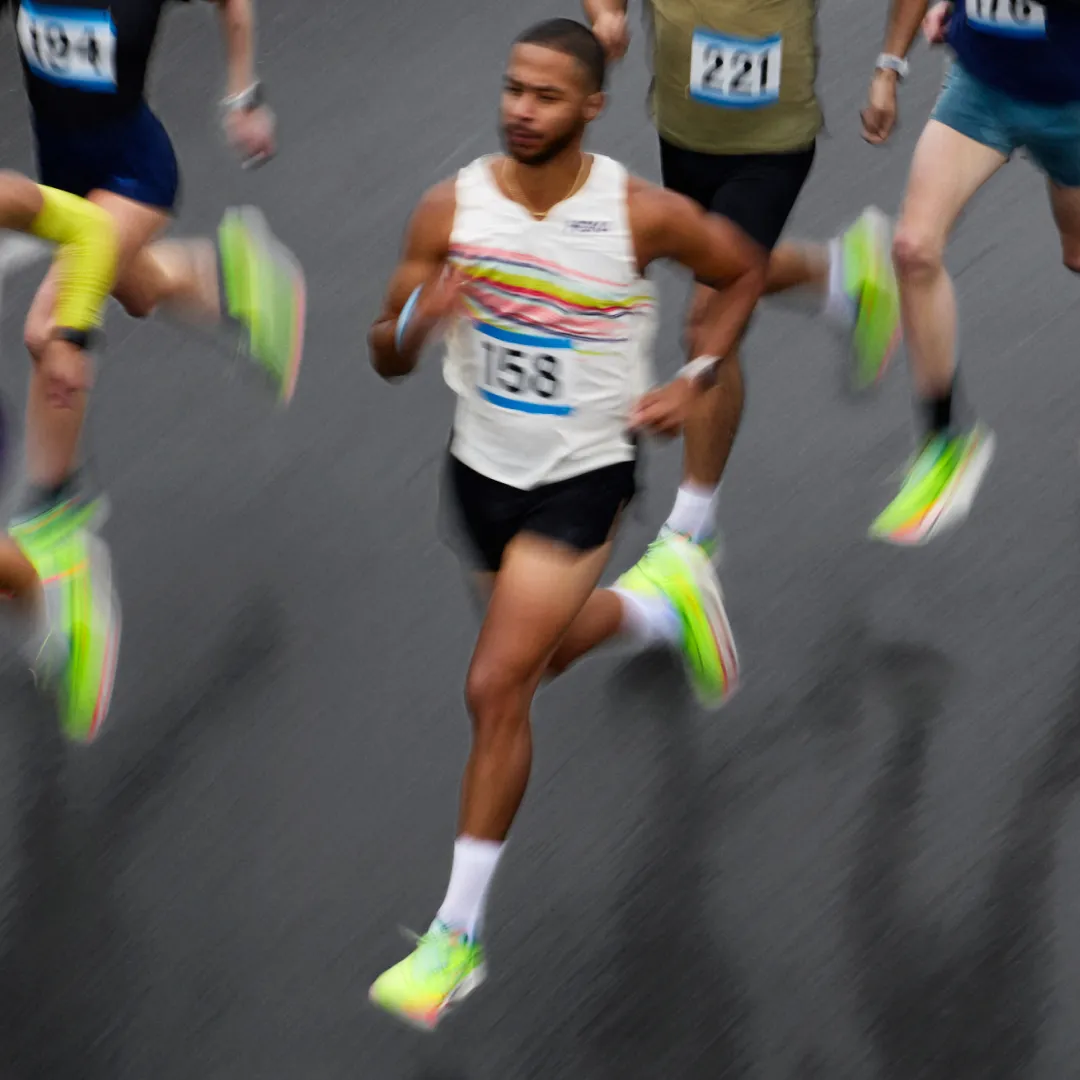 鞋款單腳重量僅約212公克，輕盈腳感讓跑者在邁步間感受「光速」體驗。品牌提供