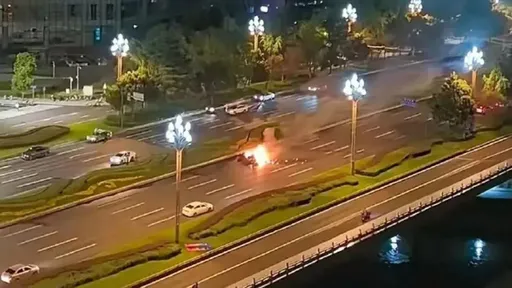 小米SU7追撞斷電「車門不能開」　31歲男困車裡活活燒死