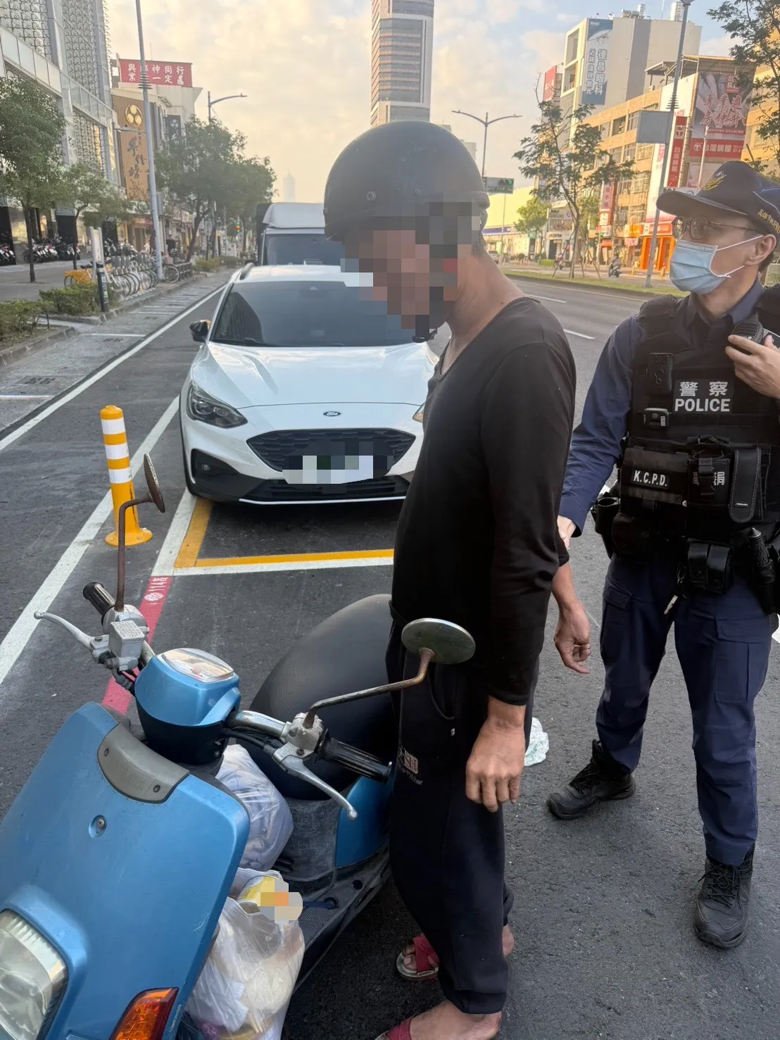 偷車嫌犯被捕時還渾身酒氣。翻攝畫面