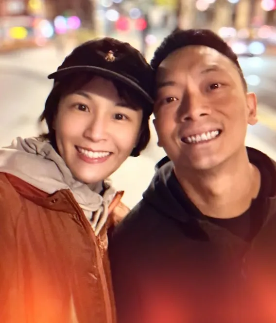 曾沛慈手滑發出與老公靠頭自拍照。翻攝曾沛慈IG