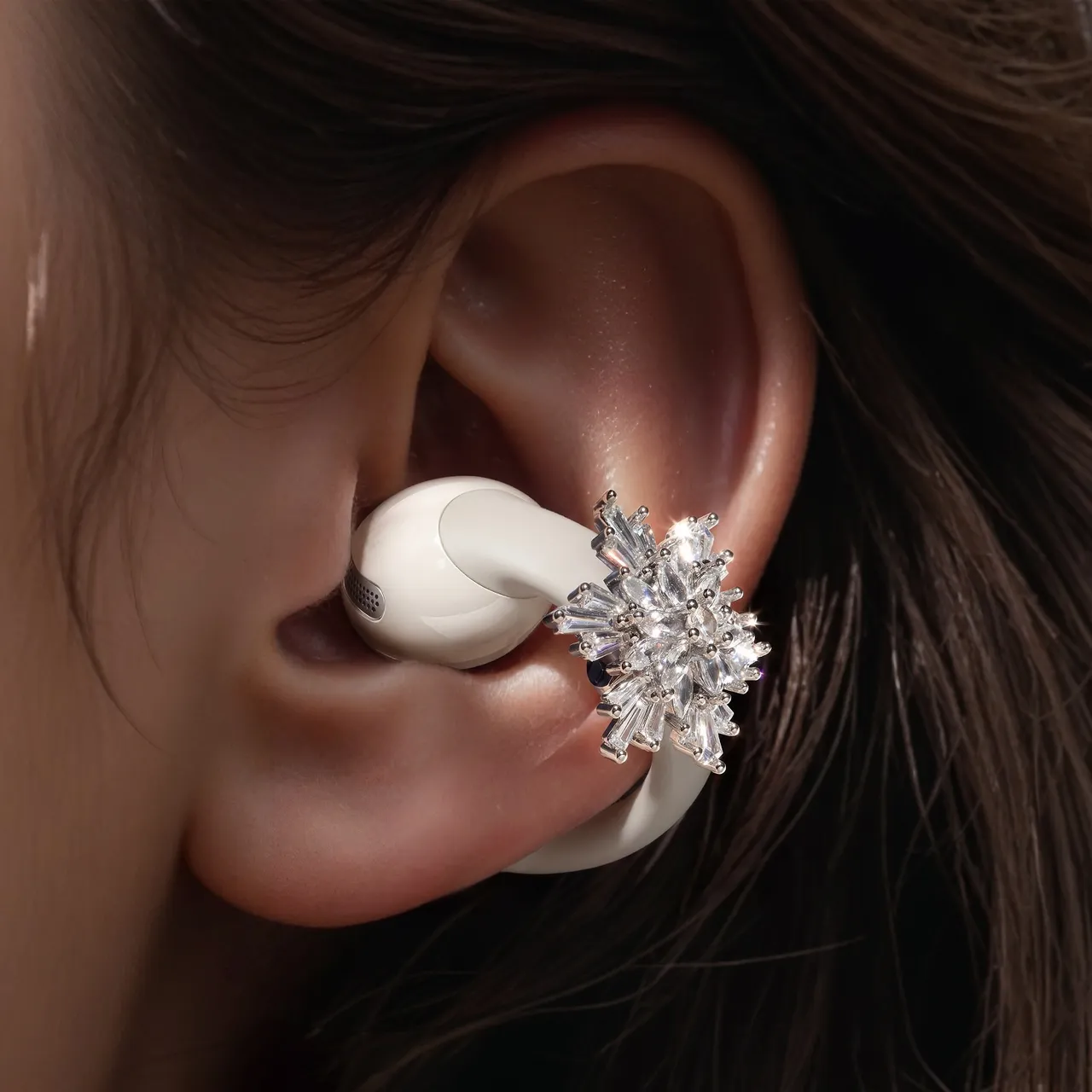 輕量耳夾式藍牙耳機搭配水晶耳飾配件，主打無感配戴與造型兼具，長時間使用也能維持舒適體驗，成為日常通勤與穿搭的新亮點。soundcore提供