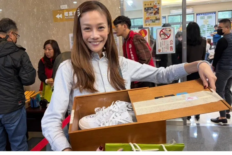 黃小姐競標4次才標得MIKE客製款白色球鞋，她說要送給剛新婚的弟弟當禮物。彭欣偉攝