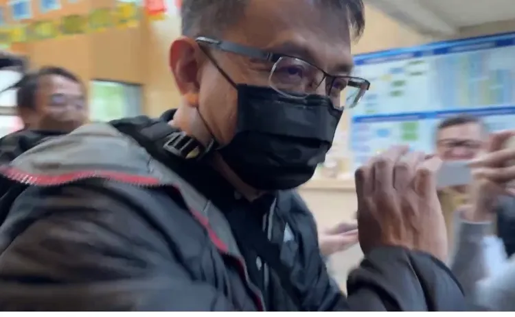 神秘人今天不只以84萬元標走柏金包，還撒10萬元標走3個名牌包及3雙限量款球鞋及2只紫砂壺。彭欣偉攝