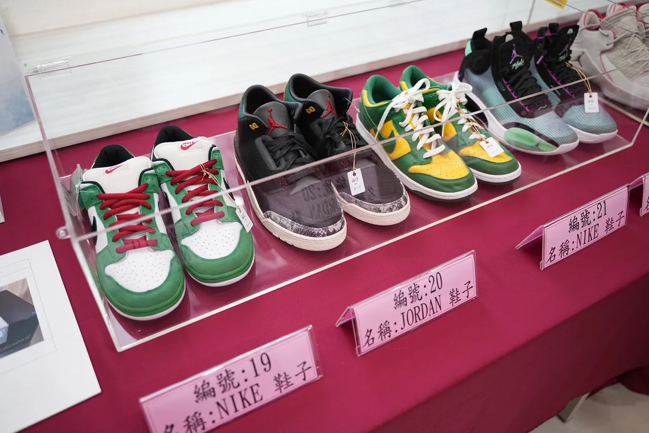 拍賣會場展示的香奈兒、CHRISTIAN DIOR、BALENCIAGA、JORDAN、NIKE等限量款球鞋。彭欣偉攝