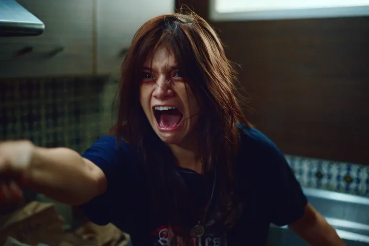 劇組實際進入猛鬼大樓與廢棄凶宅拍攝，圖為女主角卡拉科羅納多。采昌提供