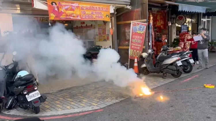 彩券行放鞭炮慶祝。鮮明攝