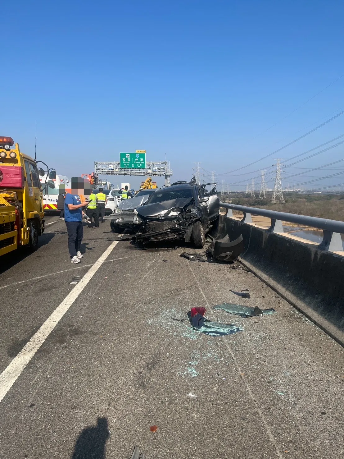 國道3號彰化路段大貨車追撞前方6輛小型車，造成3人受傷。民眾提供