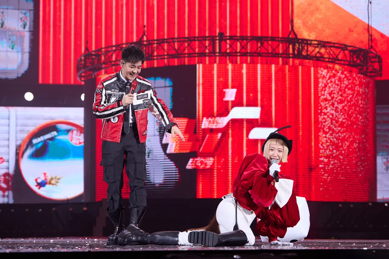 林志穎+LULU與觀眾玩比大小送紅包。台視提供