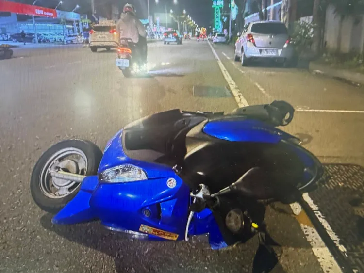 女騎士機車被撞倒地。蘆竹警分局提供