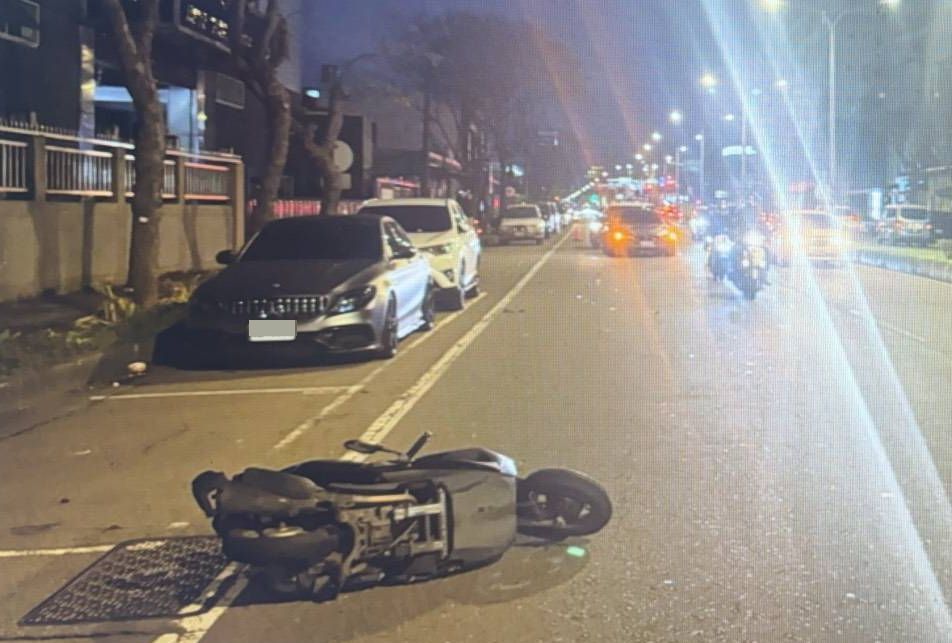 BMW追撞女騎士釀1傷!赫見肇事車掛他車車牌 蘆警拔牌、扣車