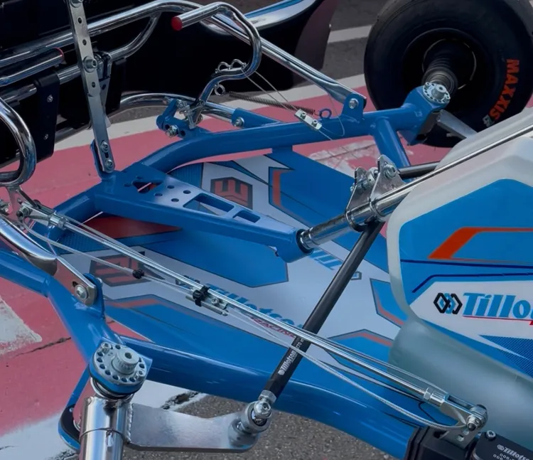 Tillotson T4 所使用的認證車架具有 KG506 保桿組搭配藍色專屬彩繪外觀。林浩昇攝