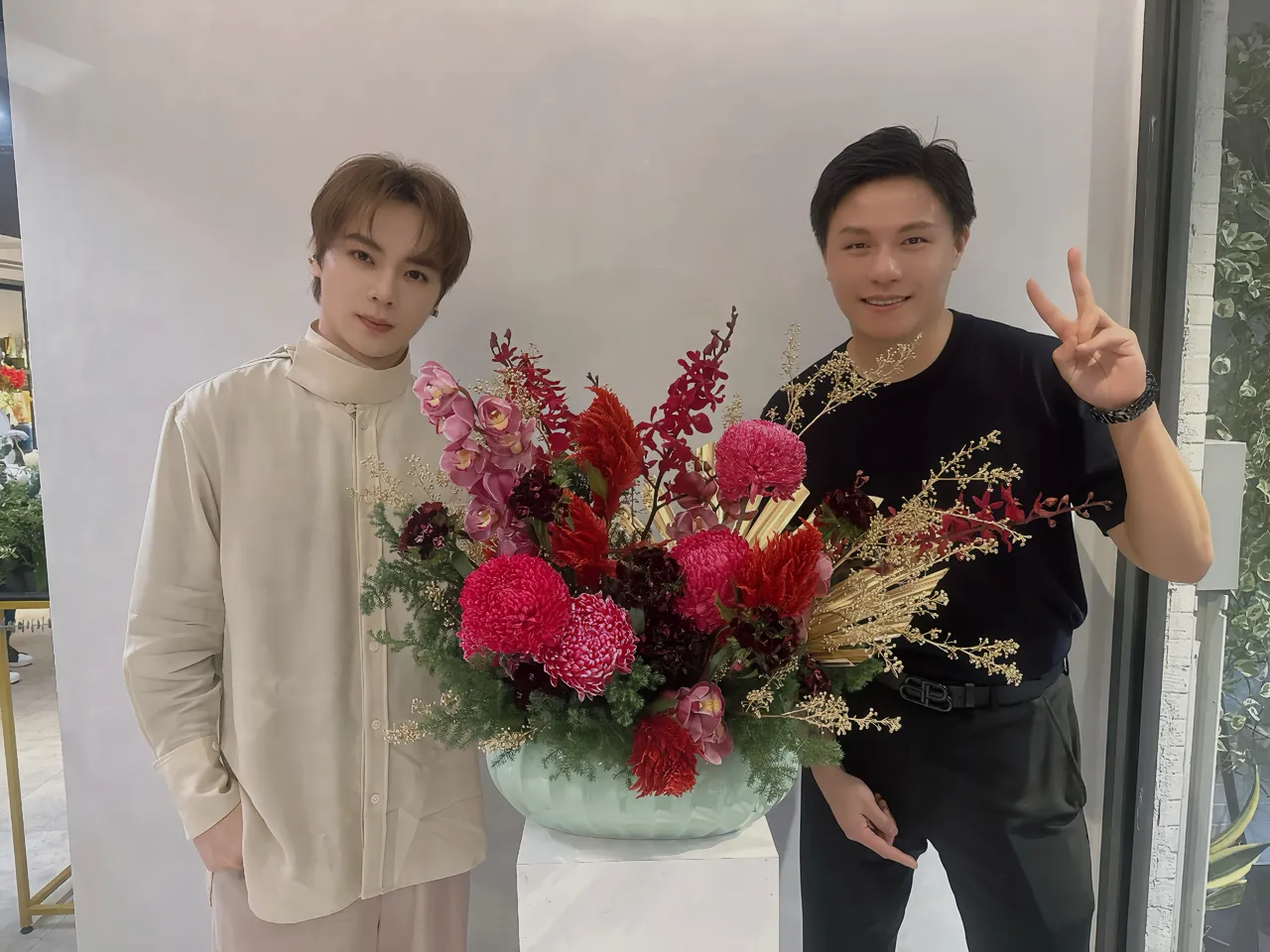 古曜威與花藝老師Julien拜師，新年插花，祈求財源滾滾來。單純夢想文創事業提供