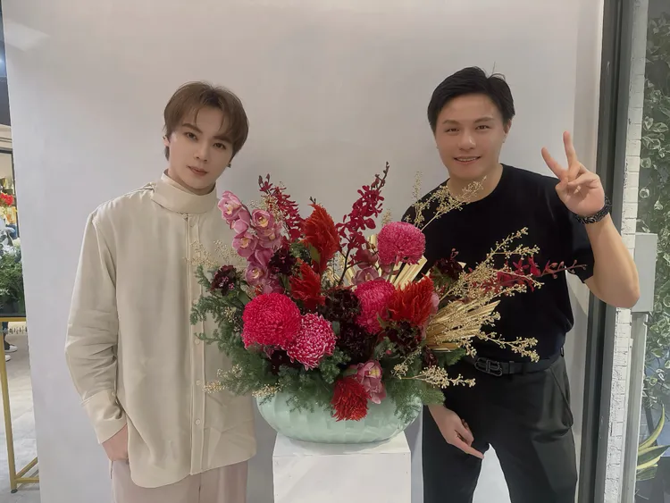 古曜威與花藝老師Julien拜師，新年插花，祈求財源滾滾來。單純夢想文創事業提供