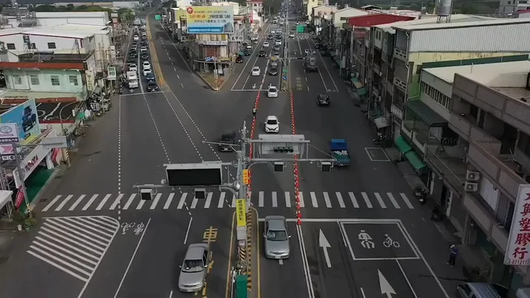 17日7時至8時監測車流已達2,757 PCU（小客車當量），明顯超過道路容量。翻攝畫面