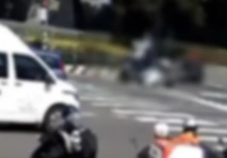 王女摔倒後，被後方駛來的機車車輪輾過頭部，相當駭人。翻攝照片