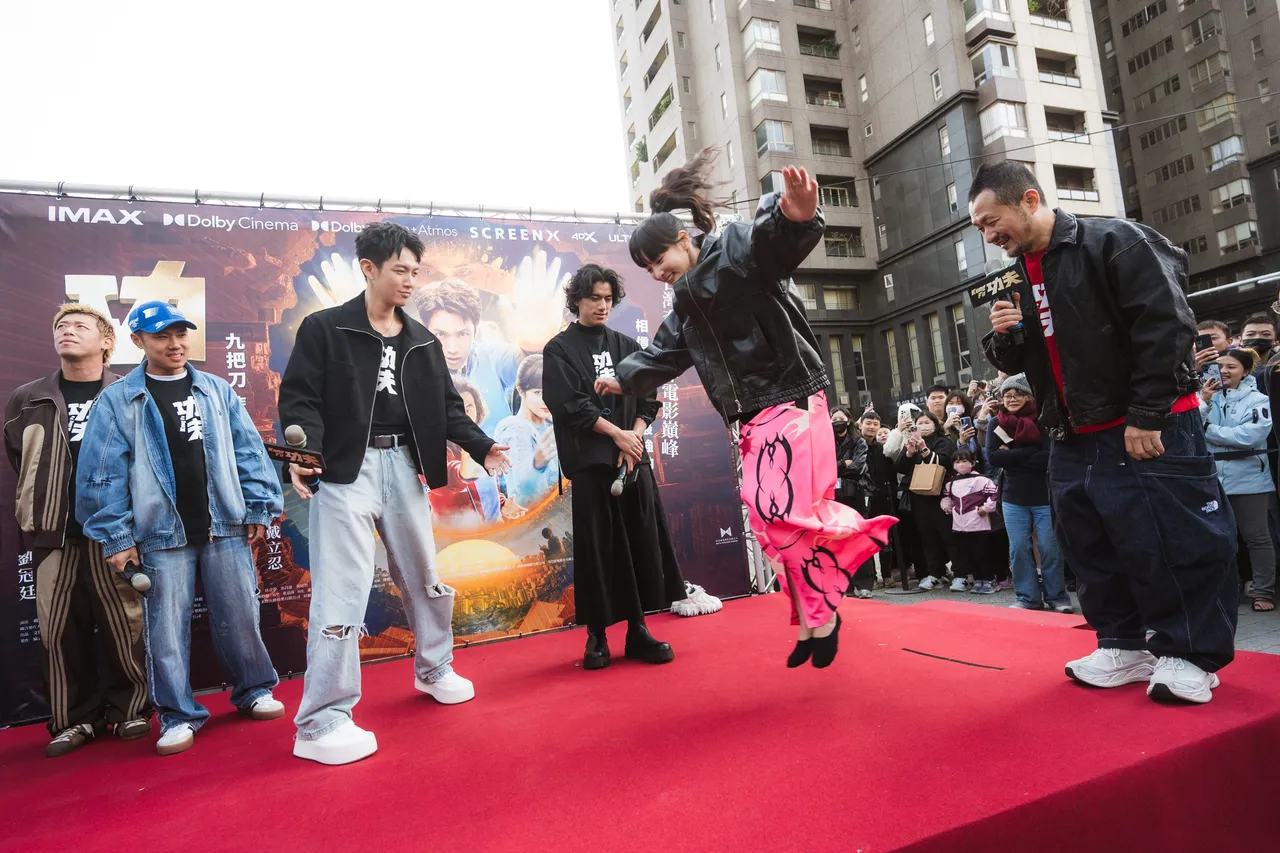 當天生日的王淨（右2）脫鞋應戰玖壹壹。麻吉砥加提供